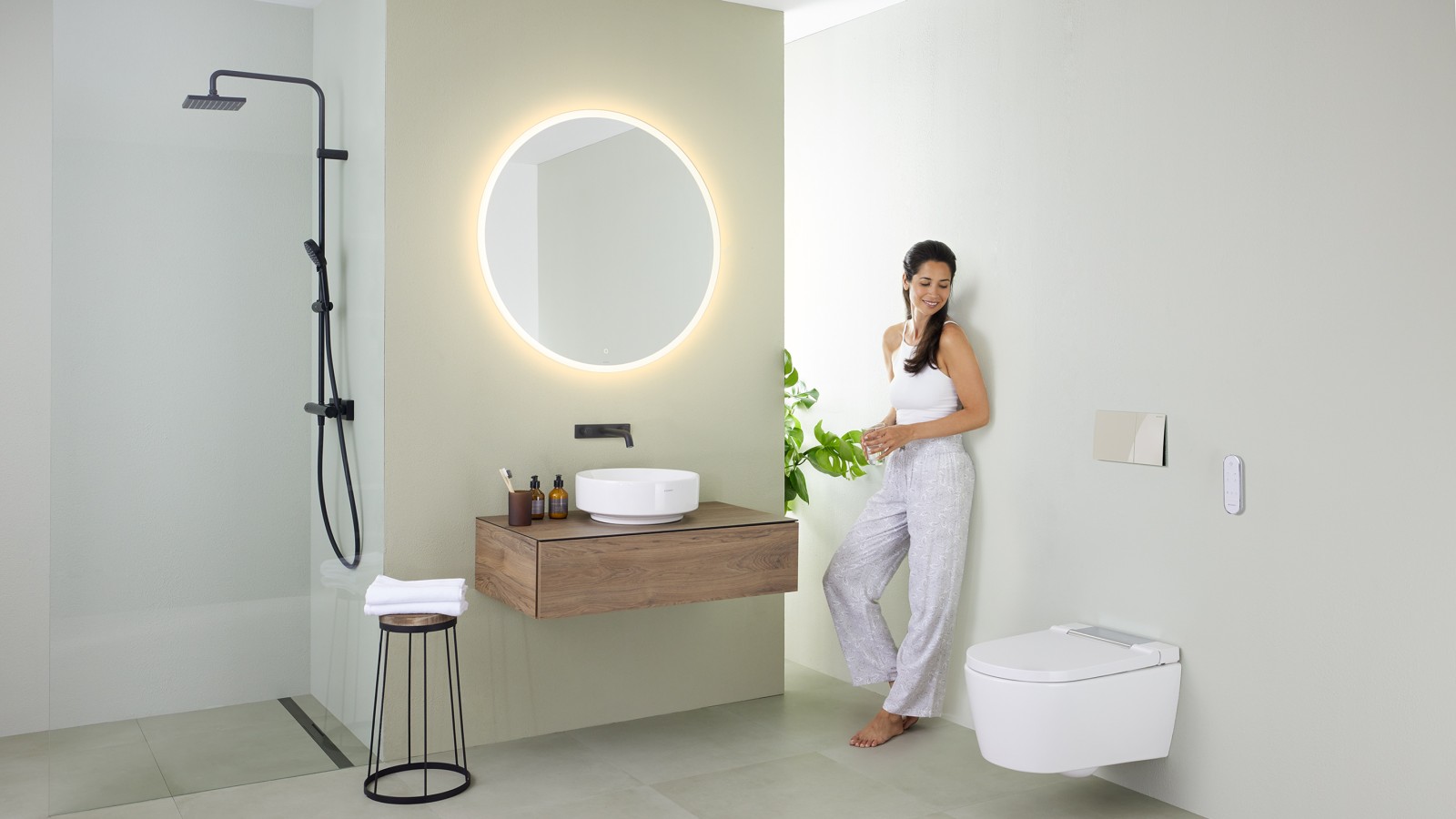Kvinna i ett minimalistiskt badrum Kvinna i ett minimalistiskt badrum
