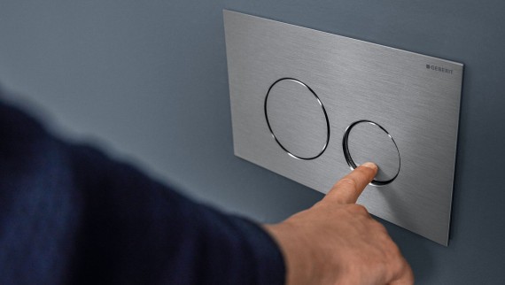 Hand aktiverar en liten spolning på Sigma40 Round spolplatta (© Geberit) Hand aktiverar en liten spolning på Sigma40 Round spolplatta (© Geberit)