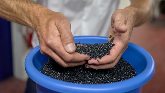 Händer som hanterar plast (© Ben Huggler) Händer som hanterar plast (© Ben Huggler)