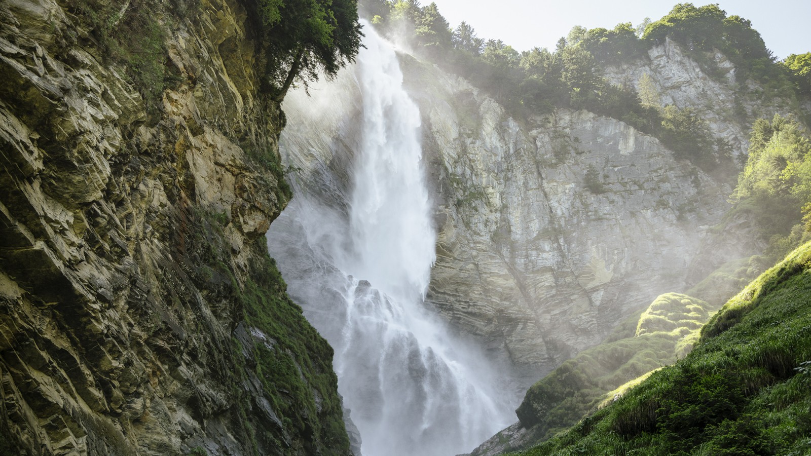 Vattenfall i ett grönt landskap (© Geberit) Vattenfall i ett grönt landskap (© Geberit)