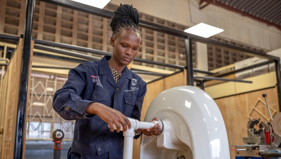 Deltagare i yrkesutbildningsprogrammet för Hilti Foundation och Geberit i Kenya (© Hilti Foundation) (© Hilti Foundation) Deltagare i yrkesutbildningsprogrammet för Hilti Foundation och Geberit i Kenya (© Hilti Foundation) (© Hilti Foundation)