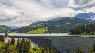 Dam för att generera el från förnybar vattenkraft (©wirestock/Freepik)