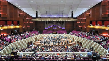 Musikala föreställningar i alla former sker i den stora konserthallen (© Plotvis and Kraaijvanger Architecten)