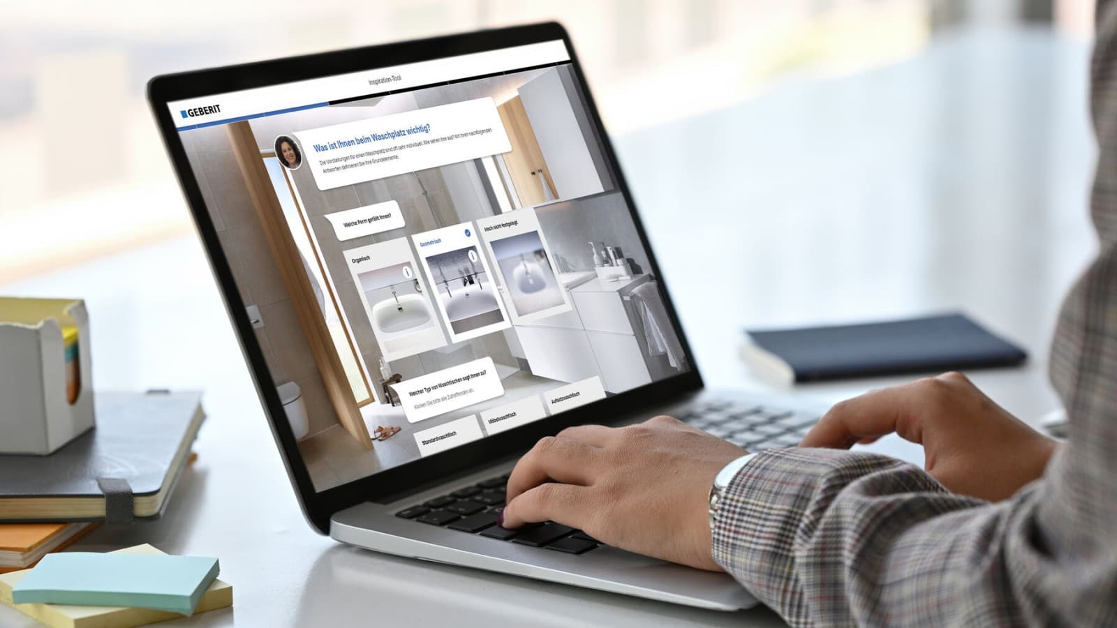 Laptop med en screenshot från Geberit inspirationsverktyg Laptop med en screenshot från Geberit inspirationsverktyg